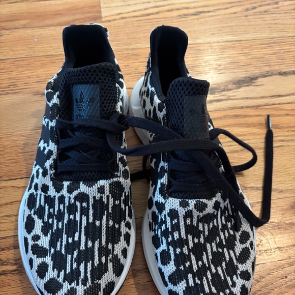 Women’s lightweight size 6 Adidas, tennis shoes - Picture 2 of 4